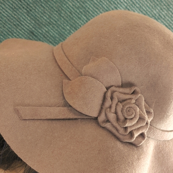 Cost Plus World Market Wool Felt Floppy Hat With Flower On Hatband - Picture 4 of 16